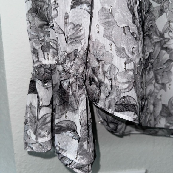 White House Black Market Floral Gray Women's Top size 10 - Picture 3 of 5